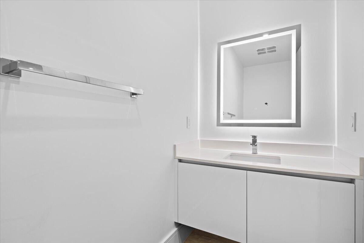 Nautilus 220 Unit 710 photo 15