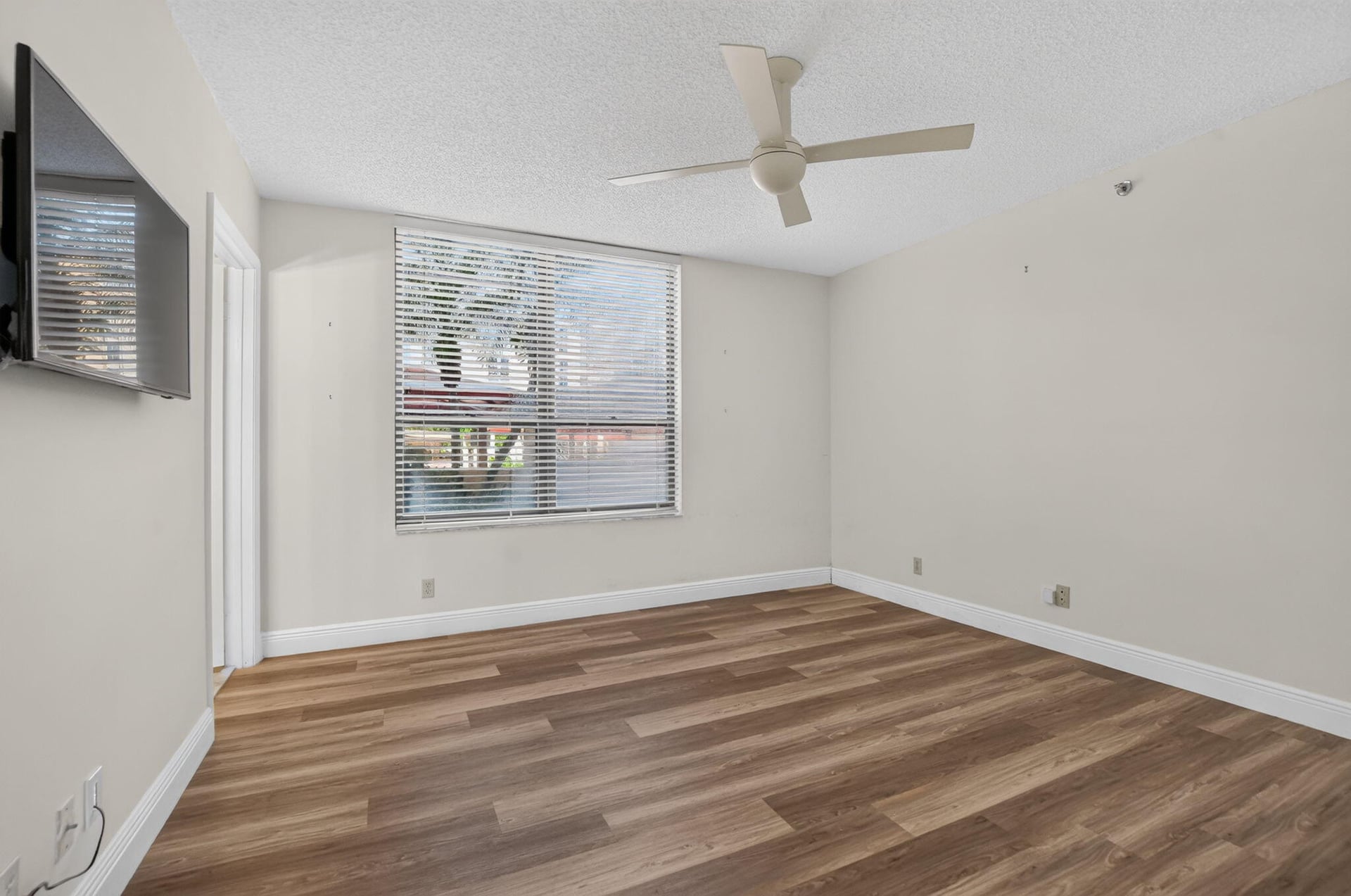 Unit 101 photo 27