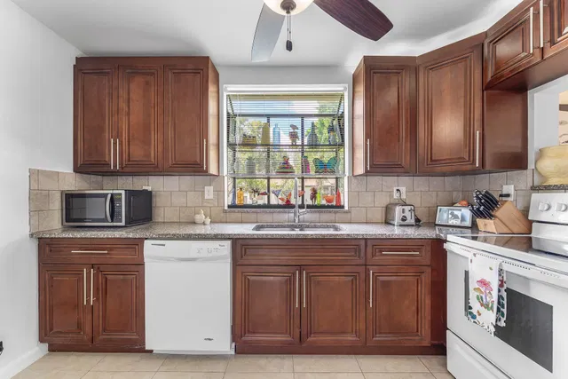 Unit 206 photo 11