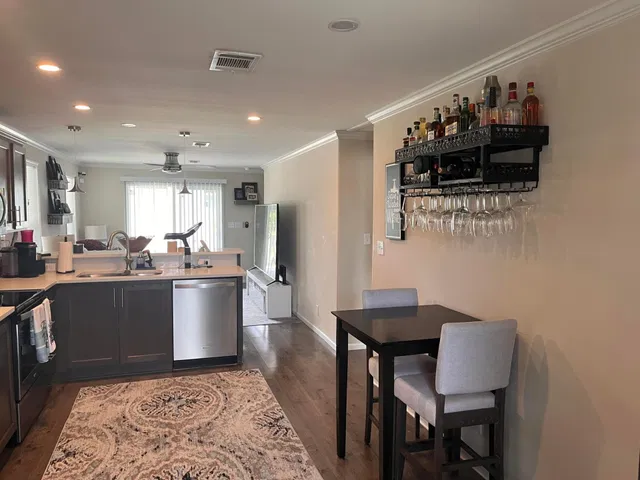 Unit 180 photo 5