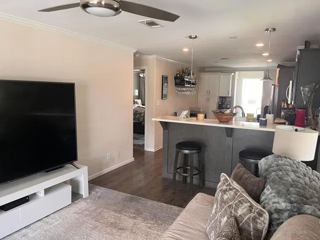 Unit 180 photo 10