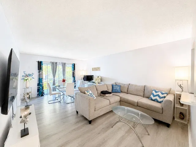 Unit 311 photo 4