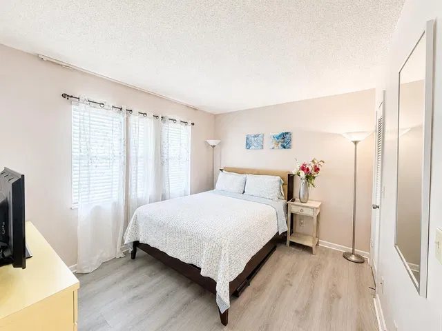 Unit 311 photo 8