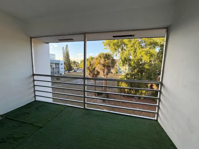 Unit 311 photo 11