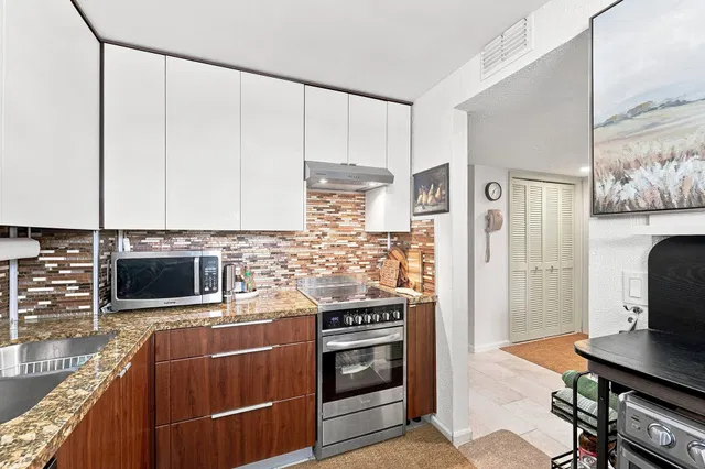 Unit 1510 photo 7