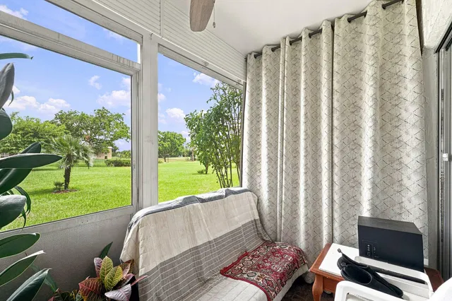 Unit 1510 photo 9