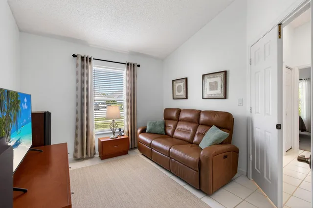  Residence photo 15