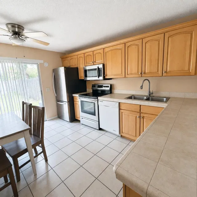 Unit C photo 3
