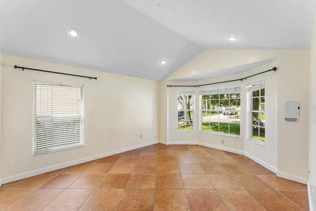 Residence photo 12