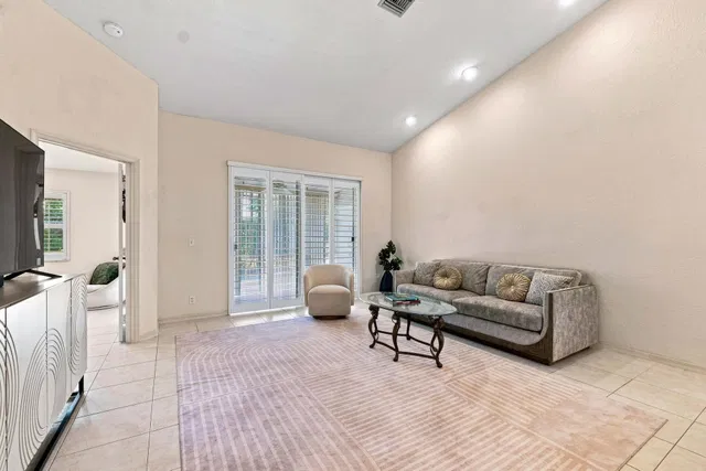  Residence photo 6