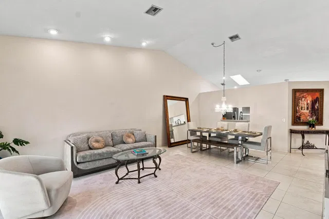  Residence photo 8
