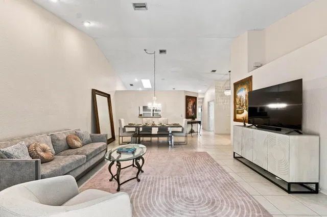  Residence photo 9