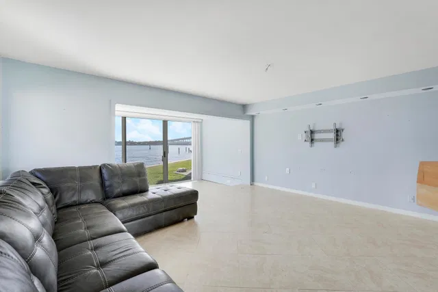 Residence photo 12
