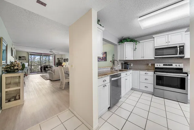 Unit 402 photo 6
