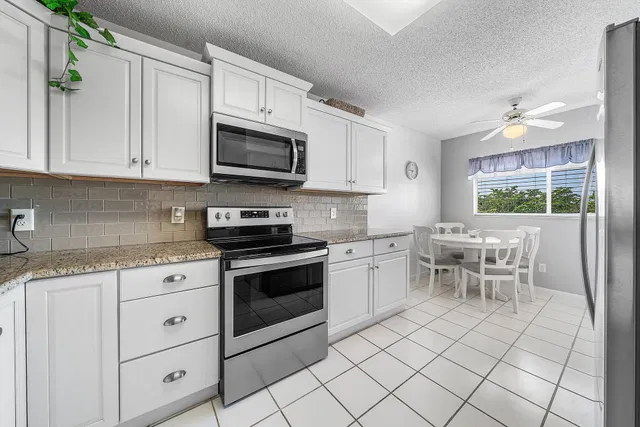 Unit 402 photo 8