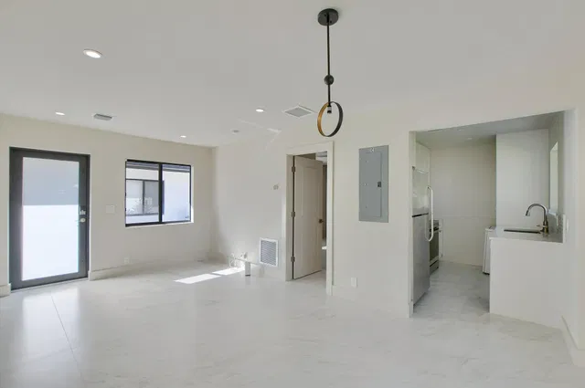 Unit C photo 4