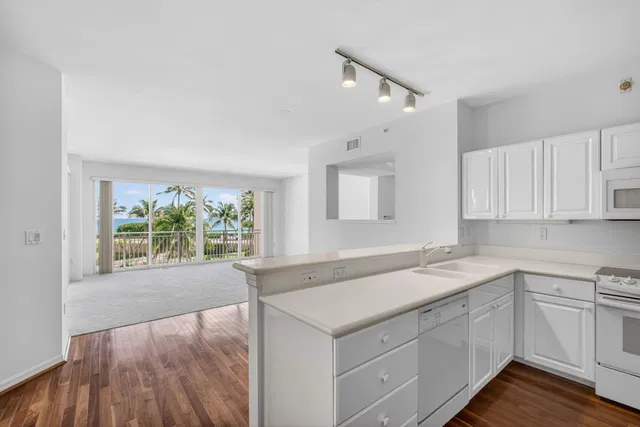 Unit 222 photo 9