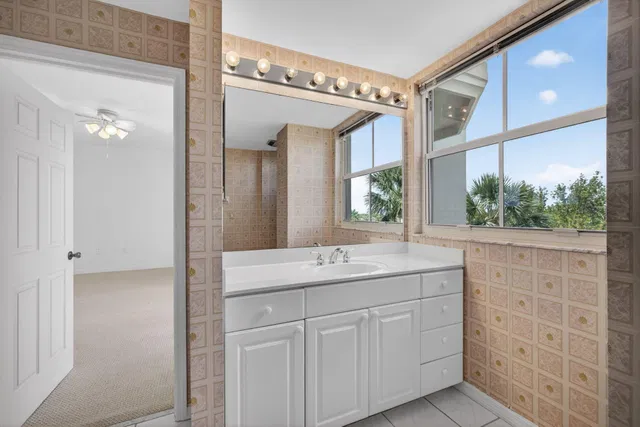 Unit 222 photo 18