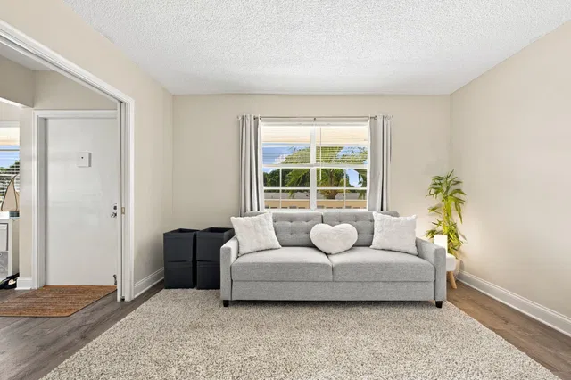 Unit 203 photo 4