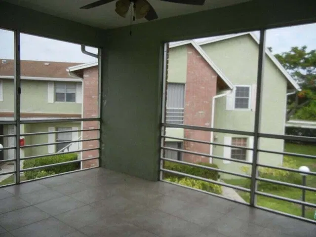 Unit E2 photo 5