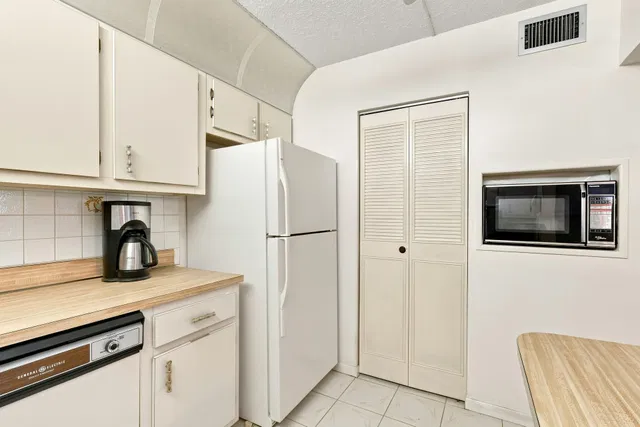 Unit B-1 photo 12