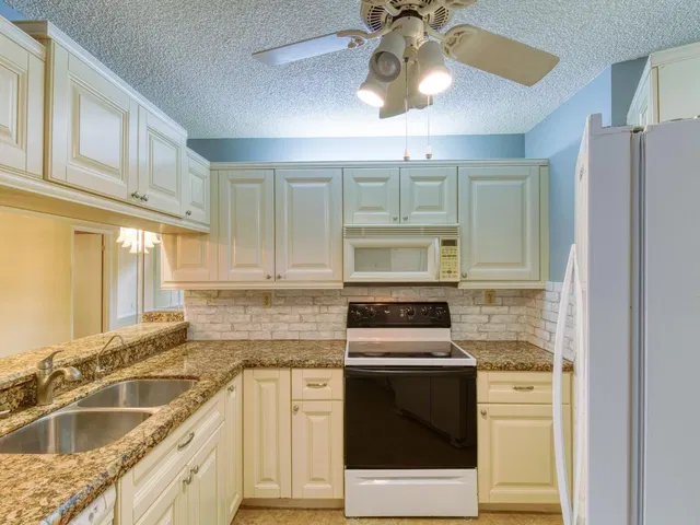 Unit Apt D photo 18