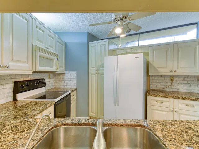 Unit Apt D photo 20