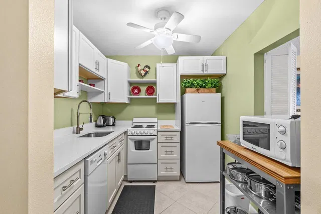 Unit 680 photo 3