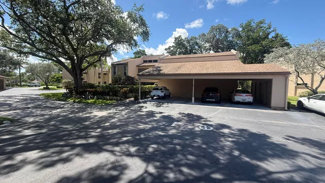 Unit 206 photo 4