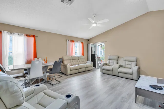 Residence photo 17