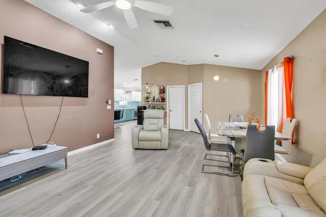 Residence photo 19