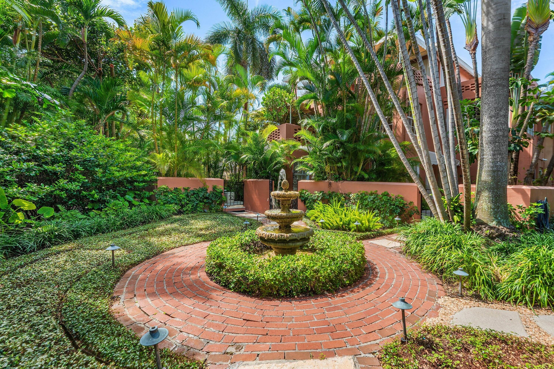 In-Town Palm Beach Unit 2 photo 3