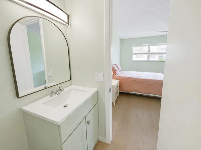 Unit D18 photo 12