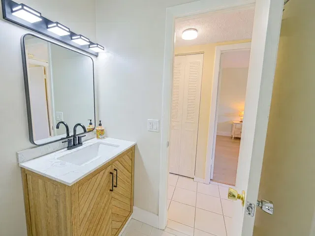 Unit D18 photo 15