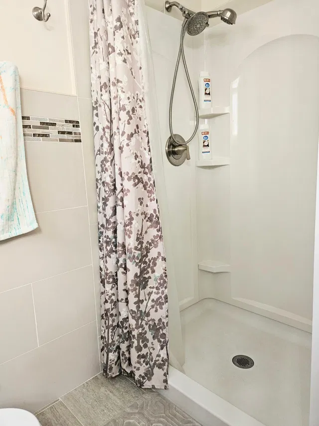 Unit B photo 16