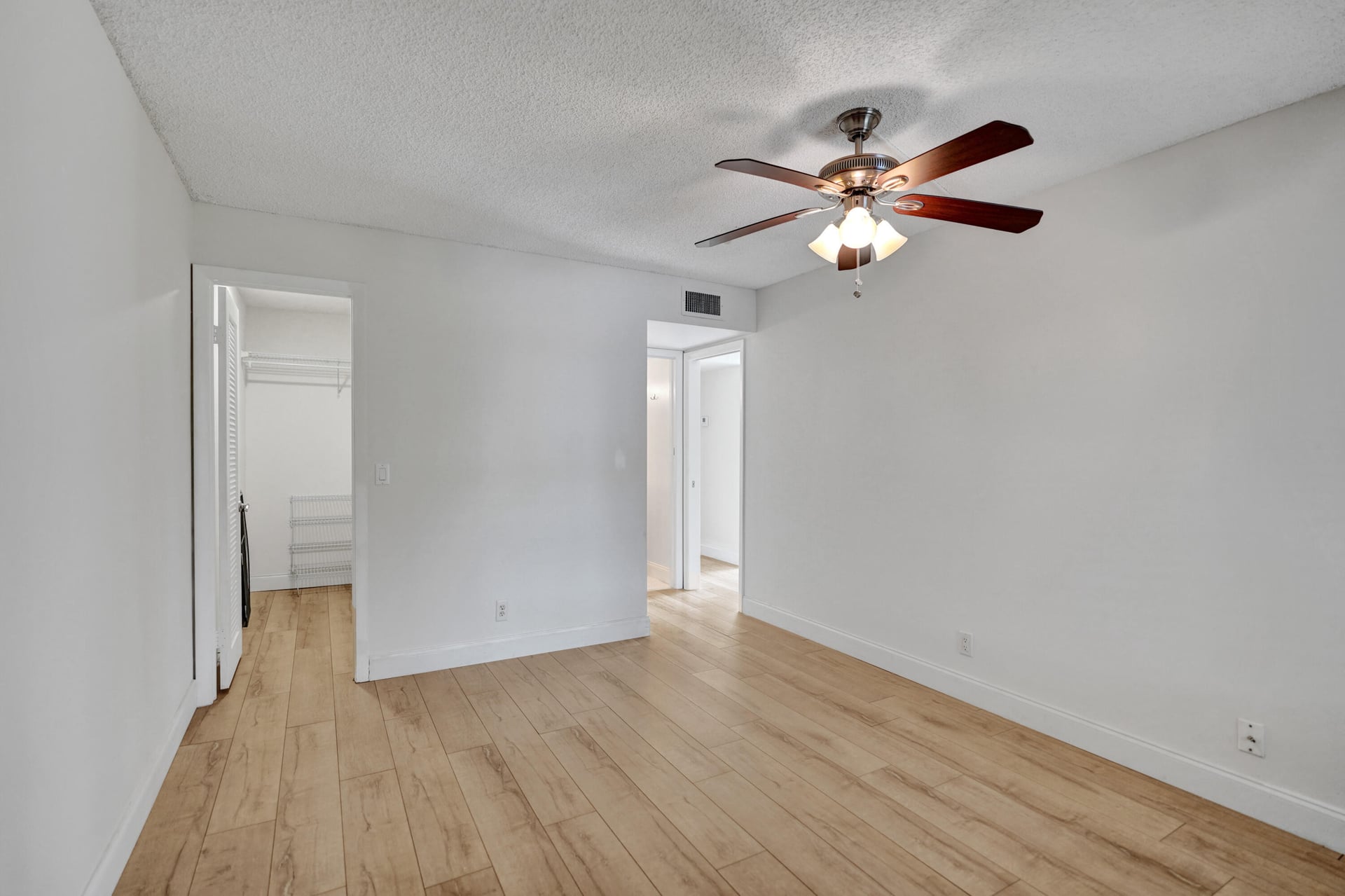 Unit B 70 photo 6