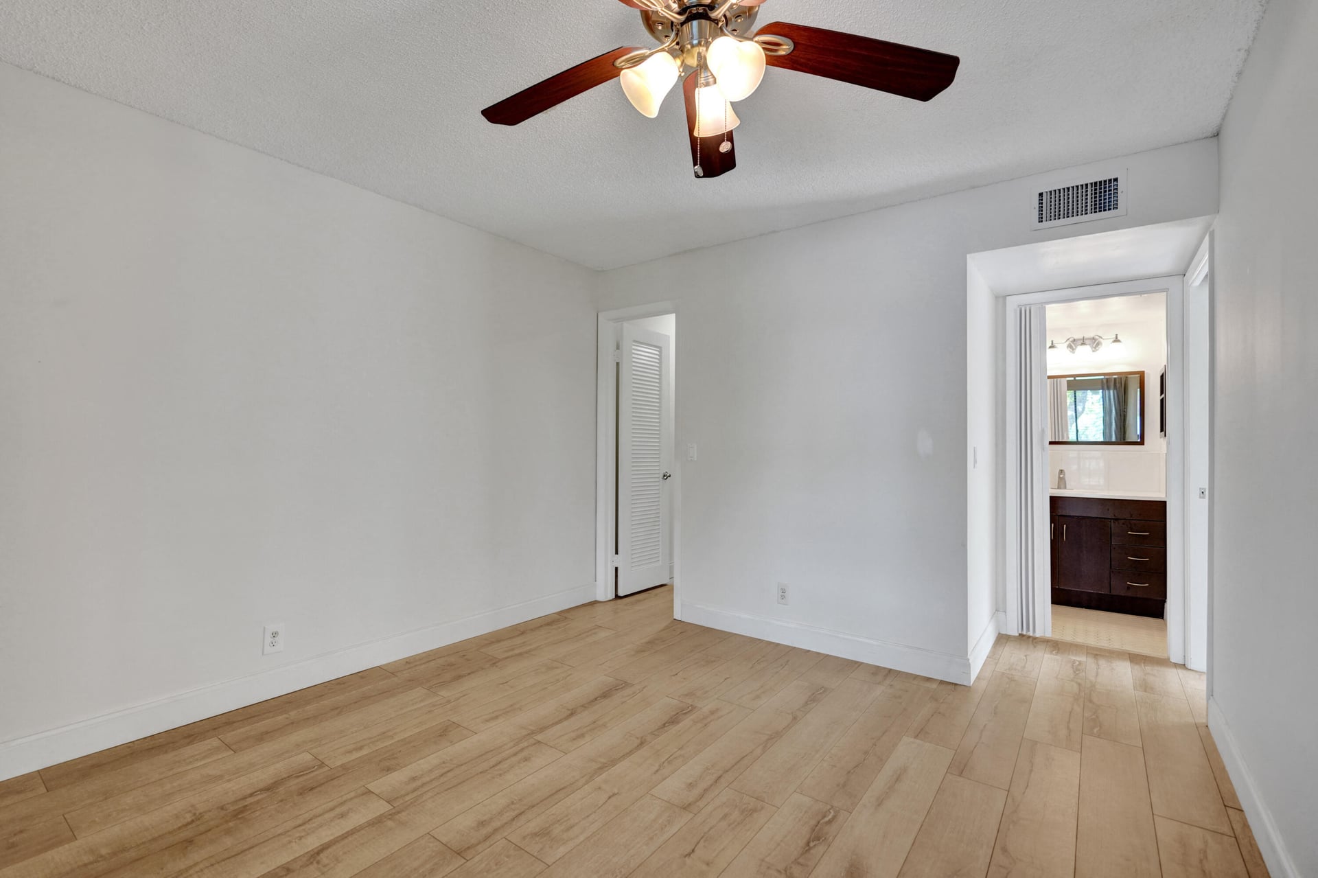 Unit B 70 photo 11