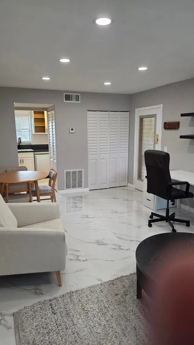 Unit 319 photo 3