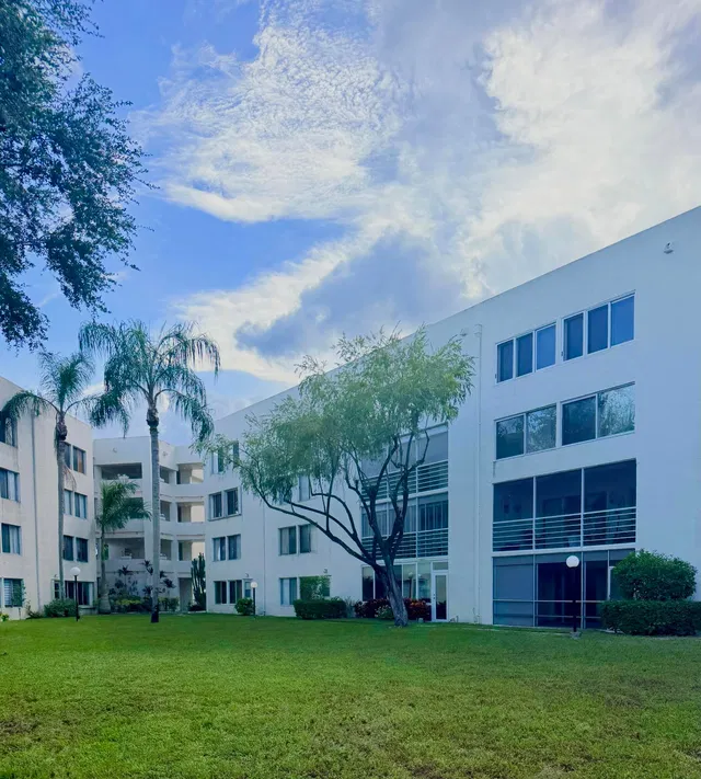 Unit 115 photo 16