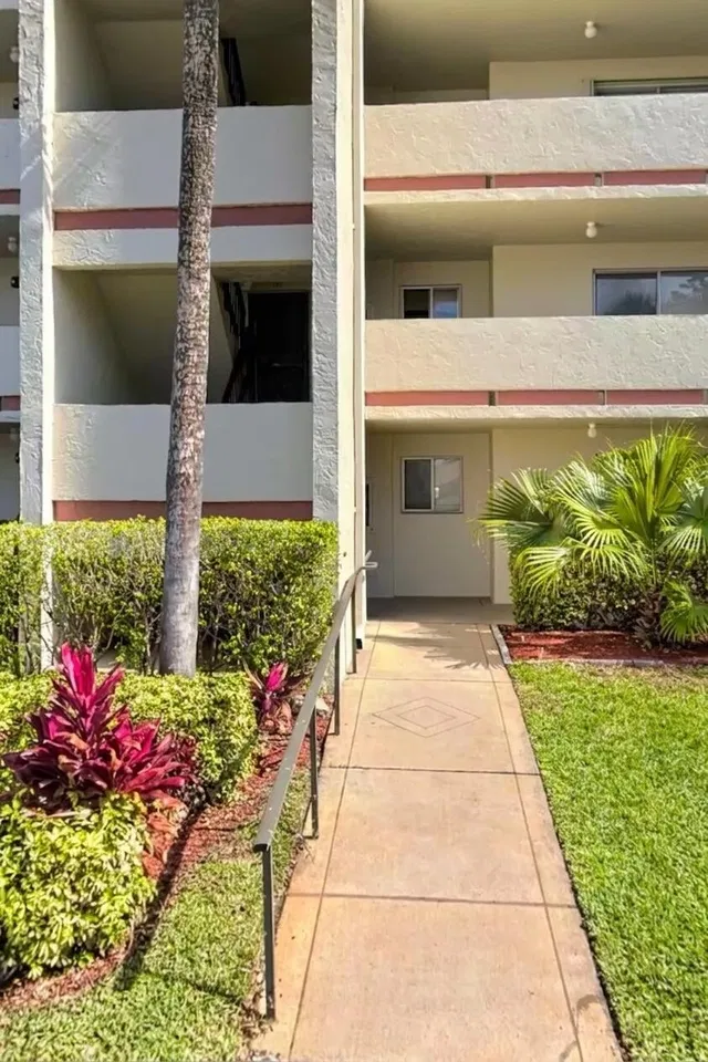 Unit 115 photo 34
