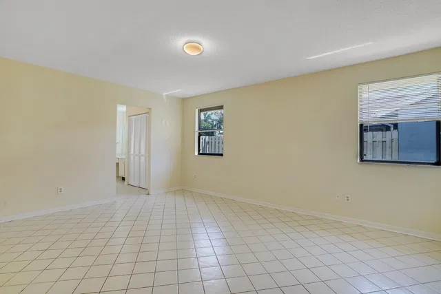 Residence photo 17