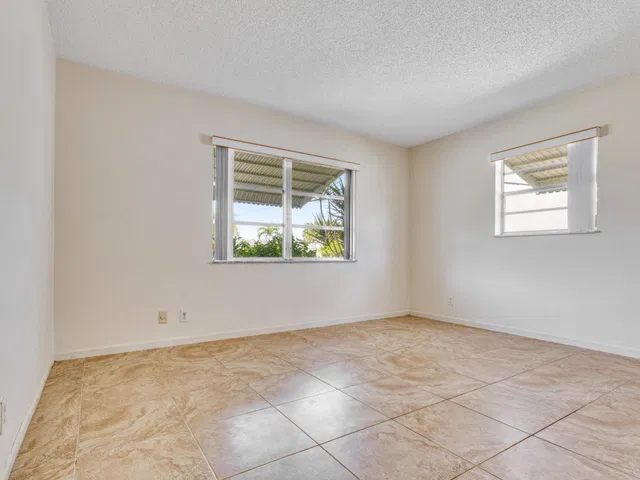 Residence photo 12