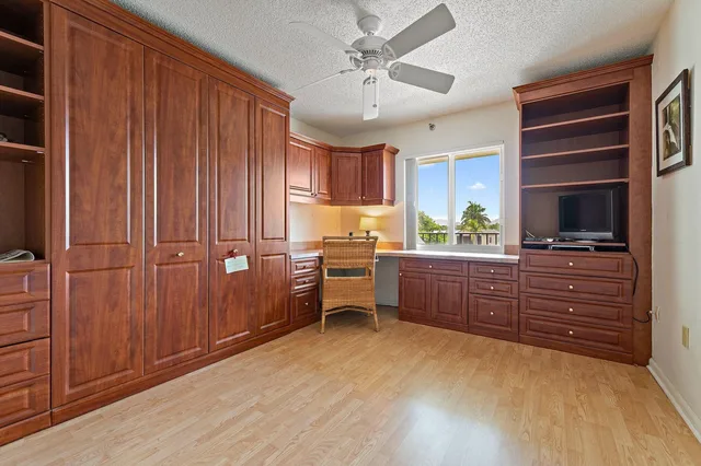  Unit C302 photo 27