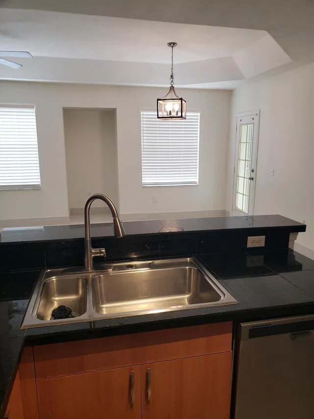 Unit 1101 photo 7