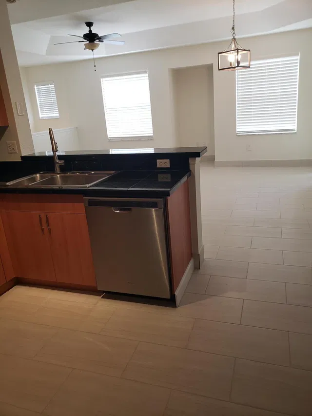Unit 1101 photo 9