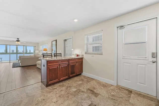 Unit 606 photo 3