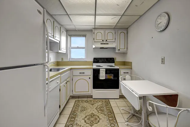 Unit 401 photo 21