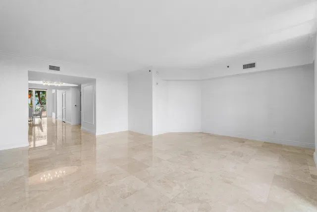 Unit 306 photo 4