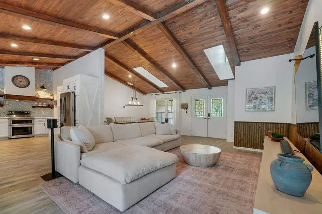 Residence photo 2