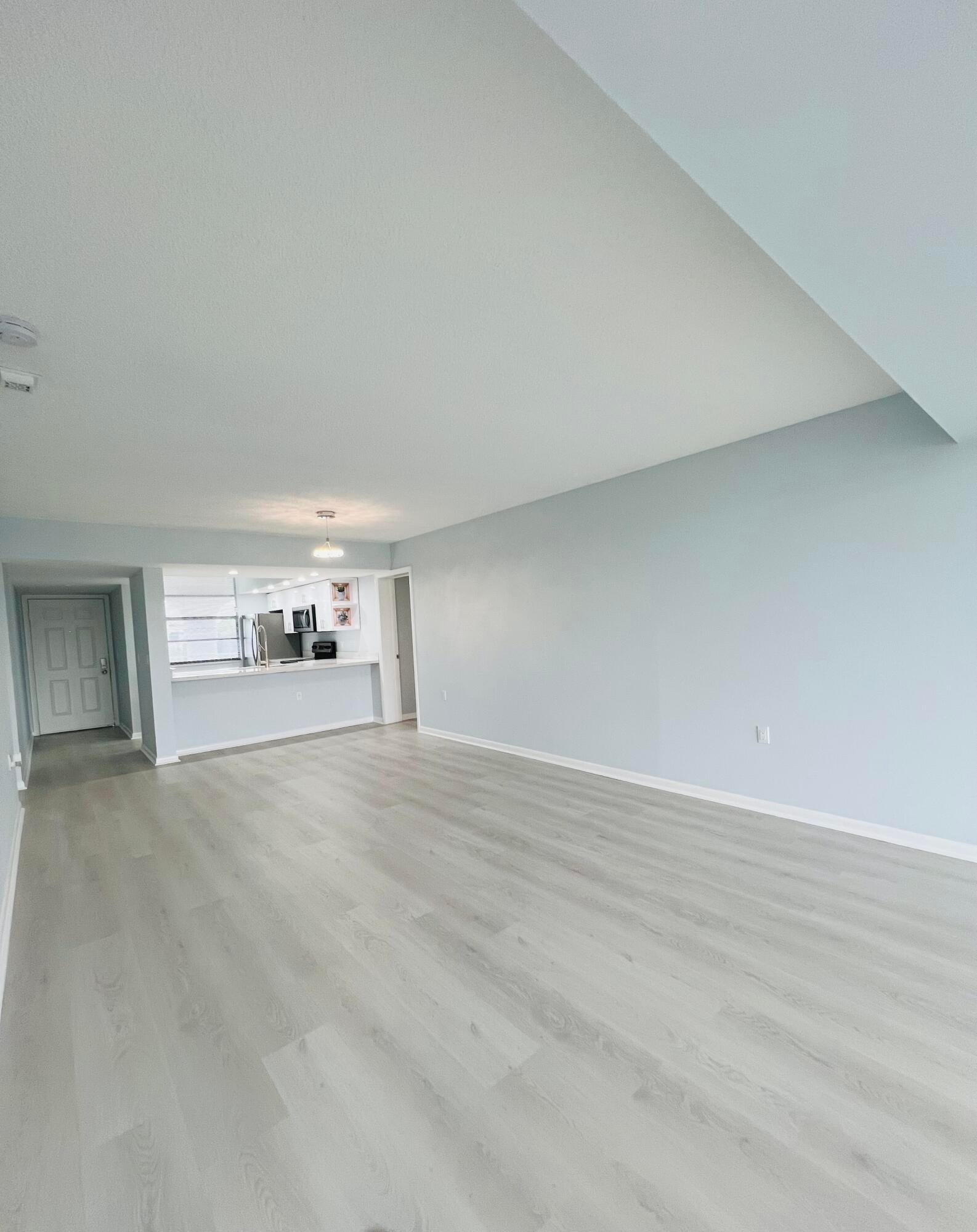 Unit 404 photo 12